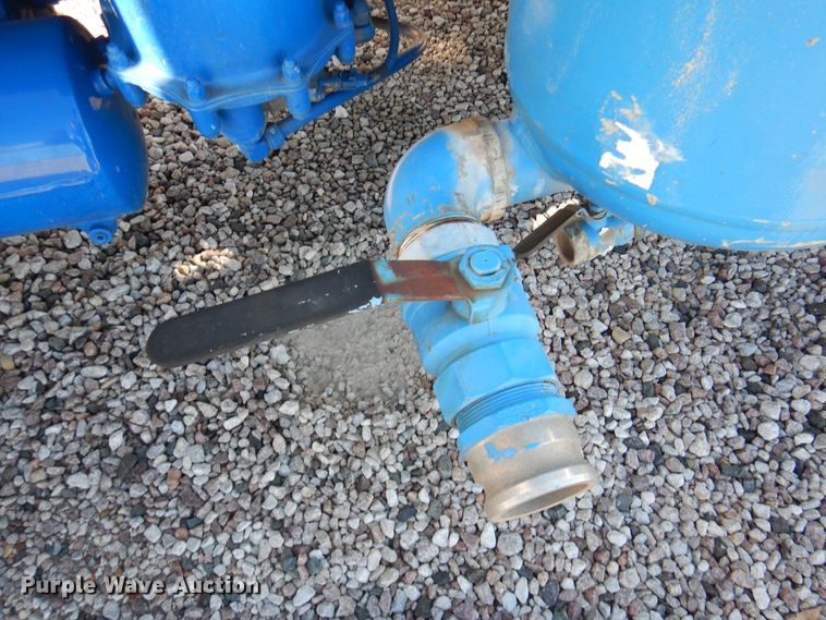 image for item DM6439 1999 Ford F800  vacuum truck