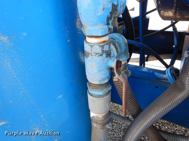 image for item DM6439 1999 Ford F800  vacuum truck