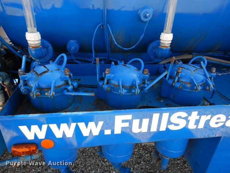 image for item DM6439 1999 Ford F800  vacuum truck