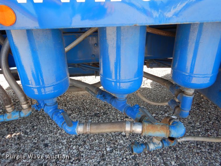 image for item DM6439 1999 Ford F800  vacuum truck