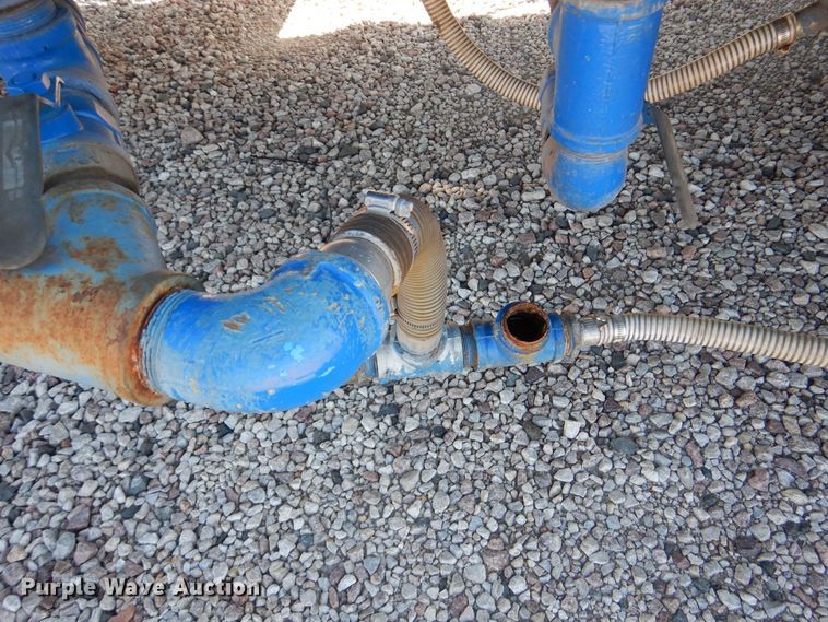 image for item DM6439 1999 Ford F800  vacuum truck