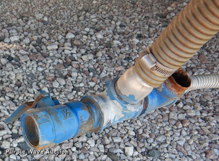 image for item DM6439 1999 Ford F800  vacuum truck