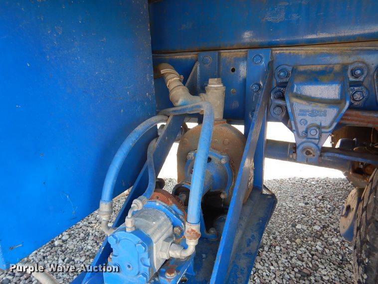 image for item DM6439 1999 Ford F800  vacuum truck