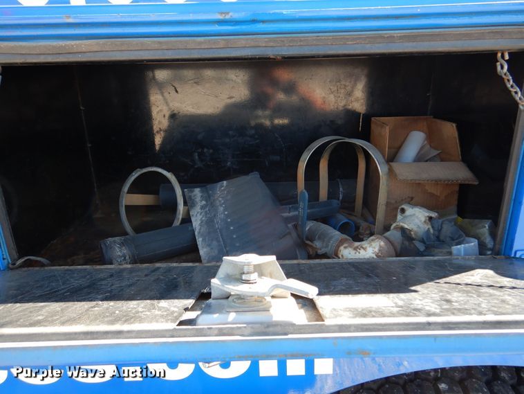 image for item DM6439 1999 Ford F800  vacuum truck