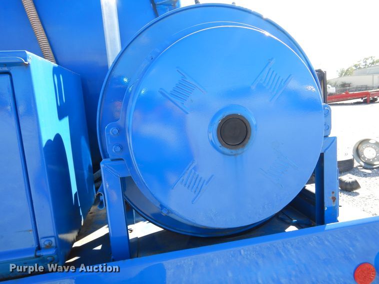 image for item DM6439 1999 Ford F800  vacuum truck