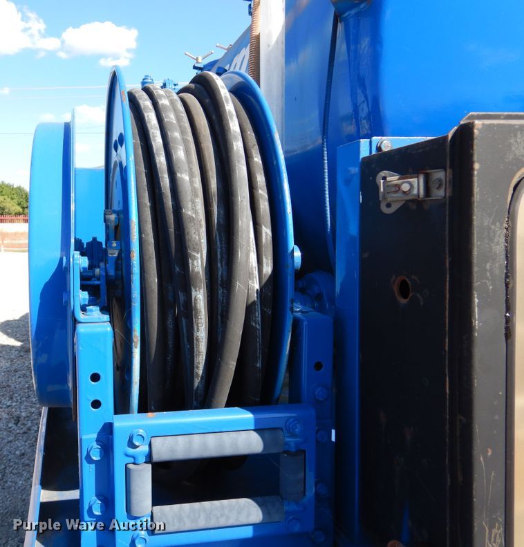 image for item DM6439 1999 Ford F800  vacuum truck