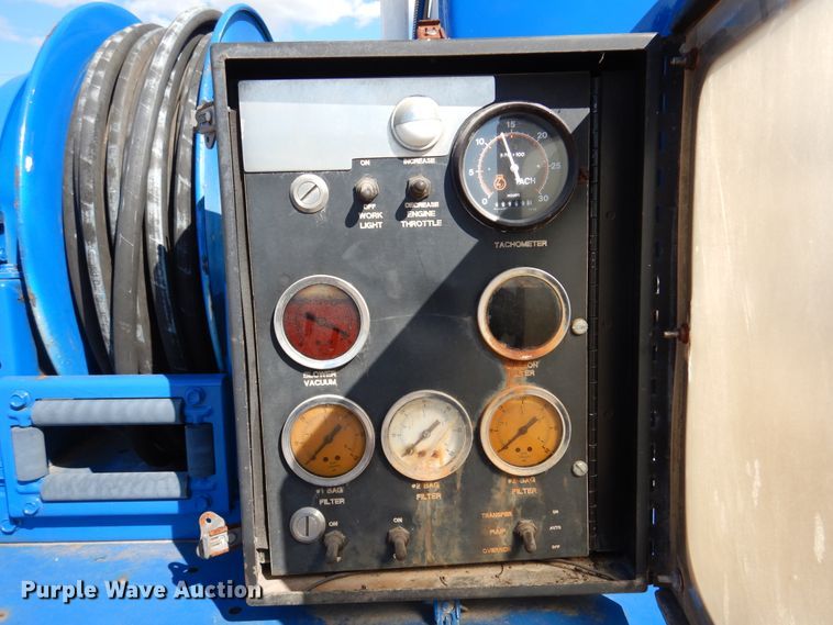 image for item DM6439 1999 Ford F800  vacuum truck