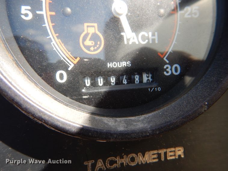 image for item DM6439 1999 Ford F800  vacuum truck