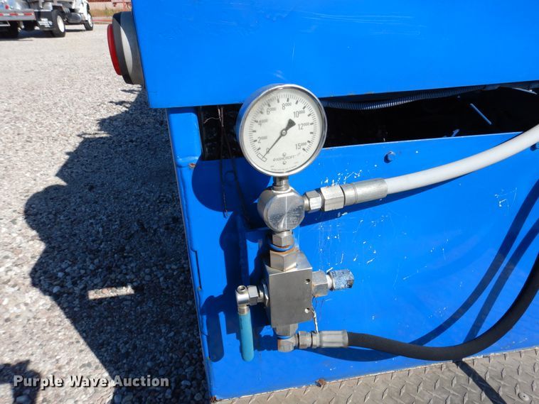 image for item DM6439 1999 Ford F800  vacuum truck