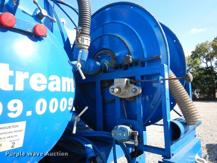 image for item DM6439 1999 Ford F800  vacuum truck