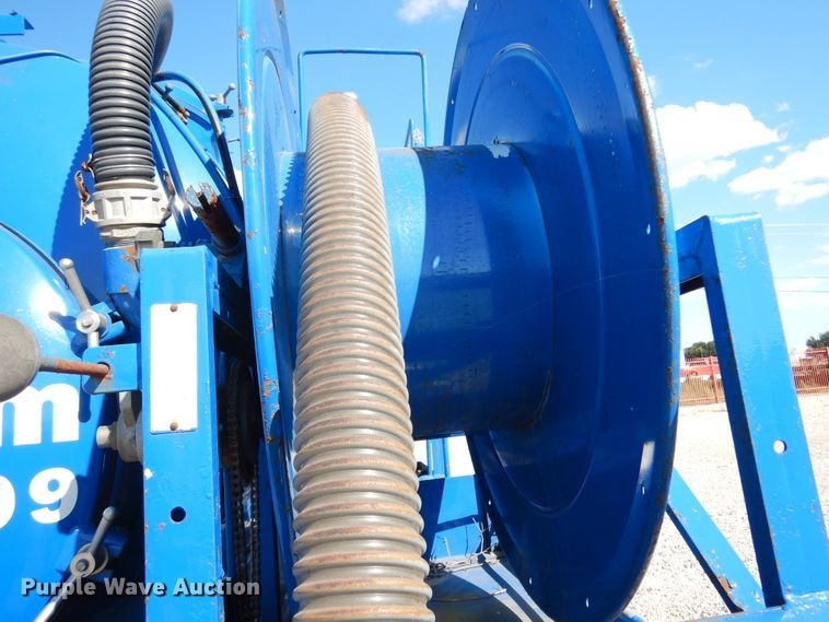 image for item DM6439 1999 Ford F800  vacuum truck