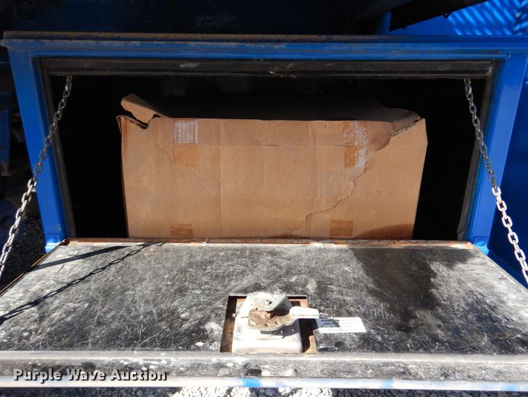 image for item DM6439 1999 Ford F800  vacuum truck