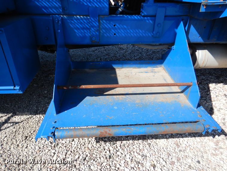 image for item DM6439 1999 Ford F800  vacuum truck