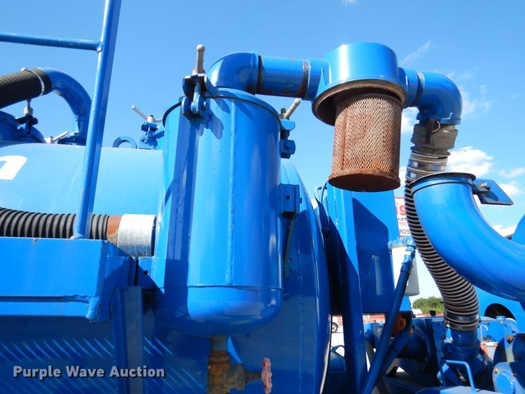 image for item DM6439 1999 Ford F800  vacuum truck