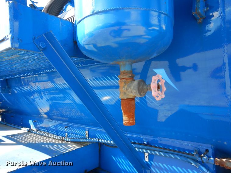 image for item DM6439 1999 Ford F800  vacuum truck