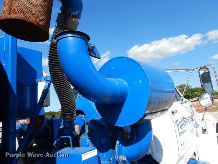 image for item DM6439 1999 Ford F800  vacuum truck