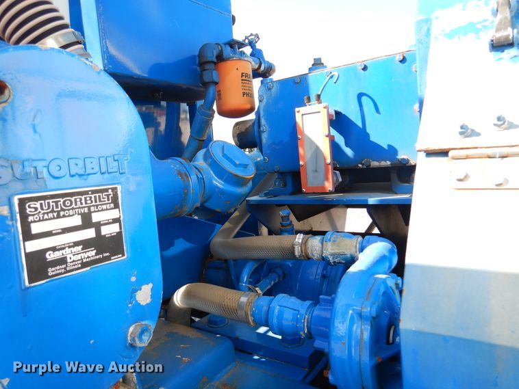 image for item DM6439 1999 Ford F800  vacuum truck