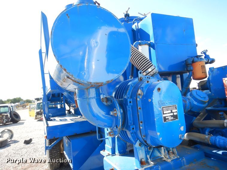 image for item DM6439 1999 Ford F800  vacuum truck