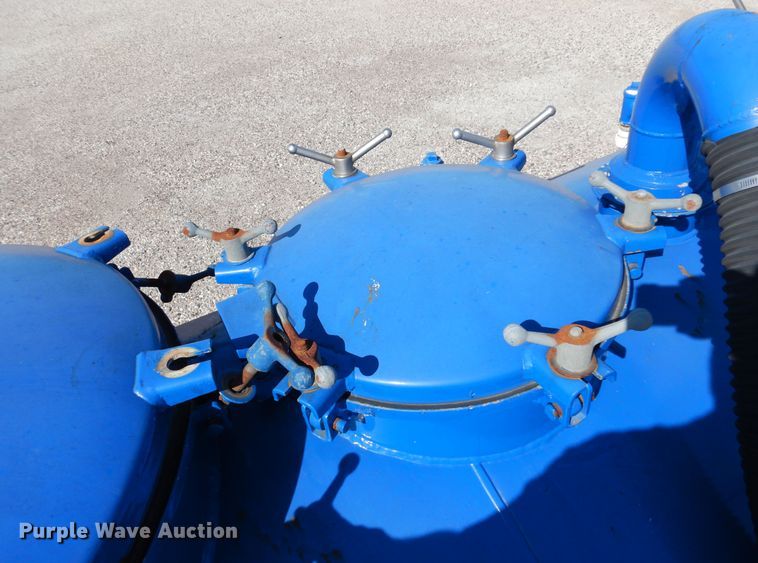 image for item DM6439 1999 Ford F800  vacuum truck