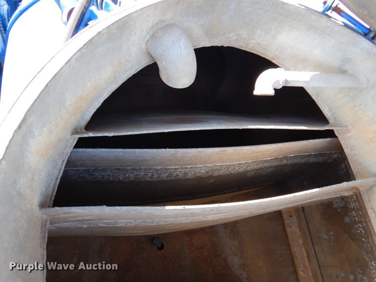 image for item DM6439 1999 Ford F800  vacuum truck