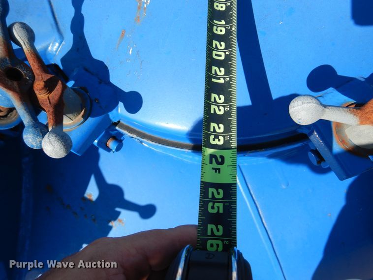 image for item DM6439 1999 Ford F800  vacuum truck