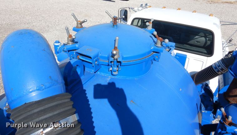 image for item DM6439 1999 Ford F800  vacuum truck