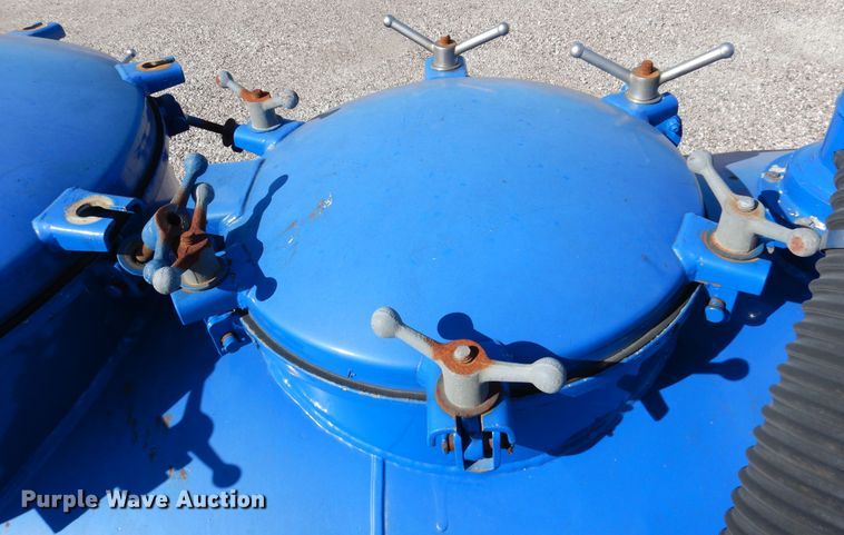 image for item DM6439 1999 Ford F800  vacuum truck