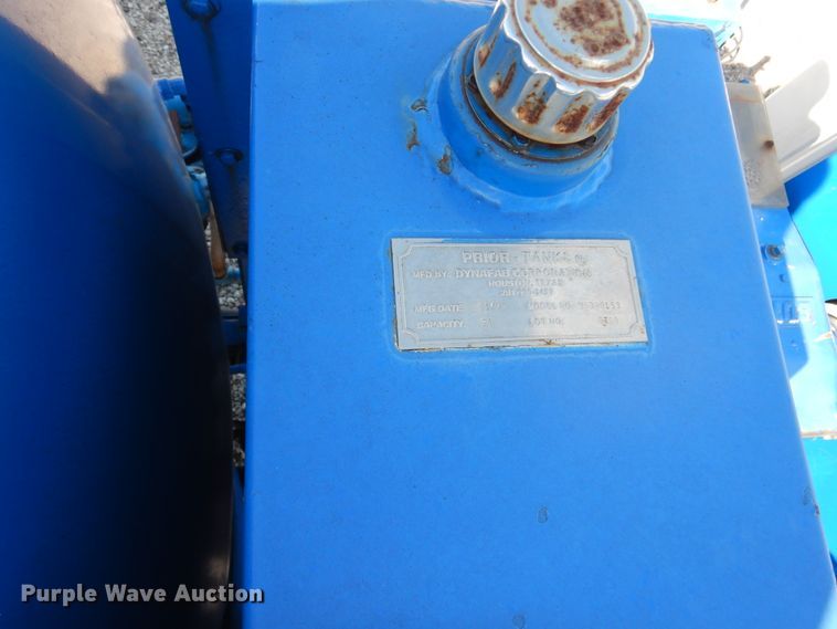 image for item DM6439 1999 Ford F800  vacuum truck