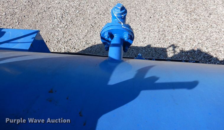 image for item DM6439 1999 Ford F800  vacuum truck