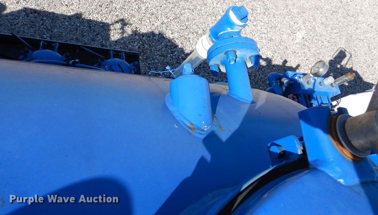 image for item DM6439 1999 Ford F800  vacuum truck