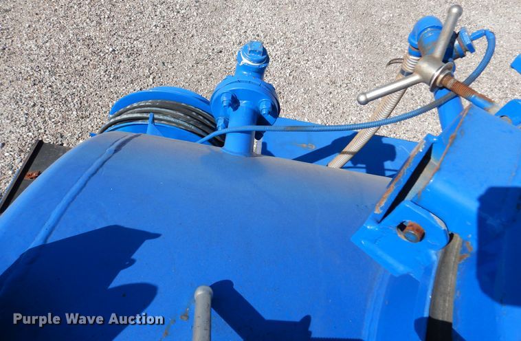 image for item DM6439 1999 Ford F800  vacuum truck