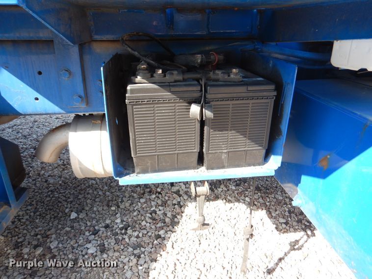 image for item DM6439 1999 Ford F800  vacuum truck