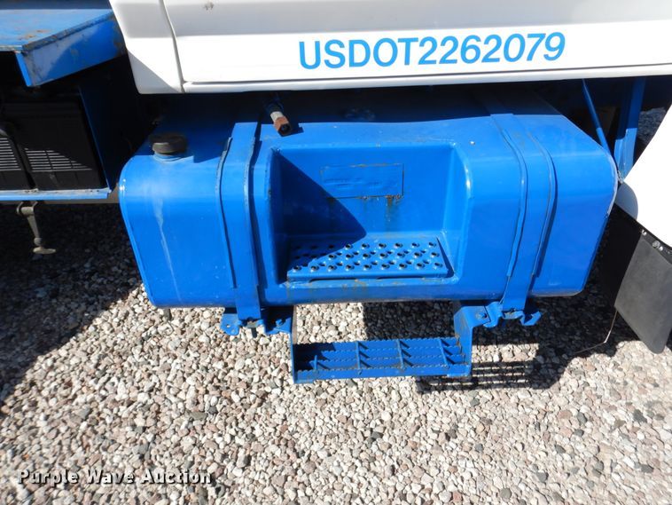 image for item DM6439 1999 Ford F800  vacuum truck