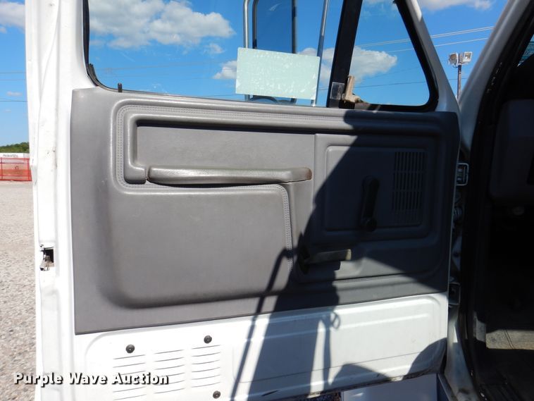 image for item DM6439 1999 Ford F800  vacuum truck