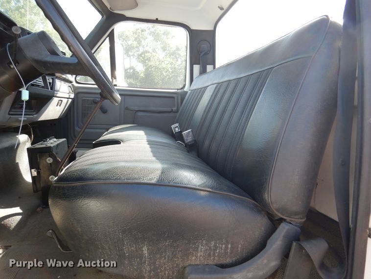 image for item DM6439 1999 Ford F800  vacuum truck