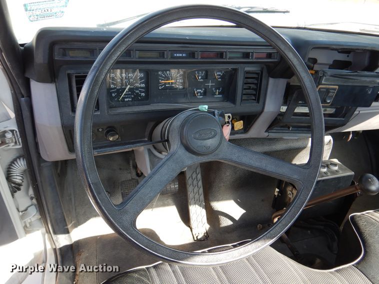 image for item DM6439 1999 Ford F800  vacuum truck