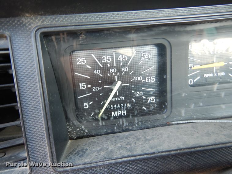 image for item DM6439 1999 Ford F800  vacuum truck