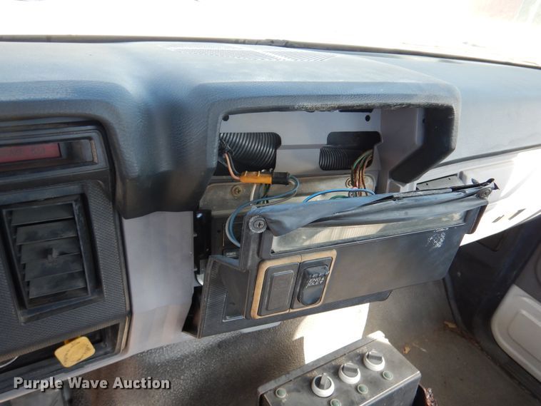 image for item DM6439 1999 Ford F800  vacuum truck