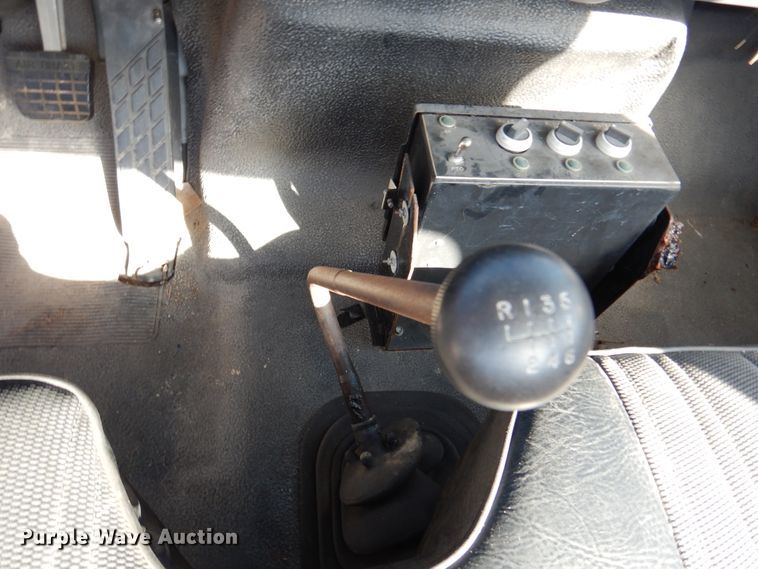 image for item DM6439 1999 Ford F800  vacuum truck