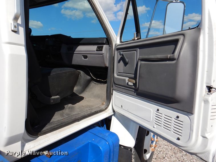 image for item DM6439 1999 Ford F800  vacuum truck