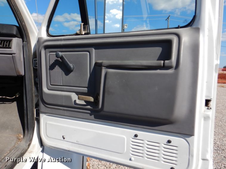 image for item DM6439 1999 Ford F800  vacuum truck