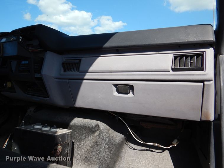 image for item DM6439 1999 Ford F800  vacuum truck