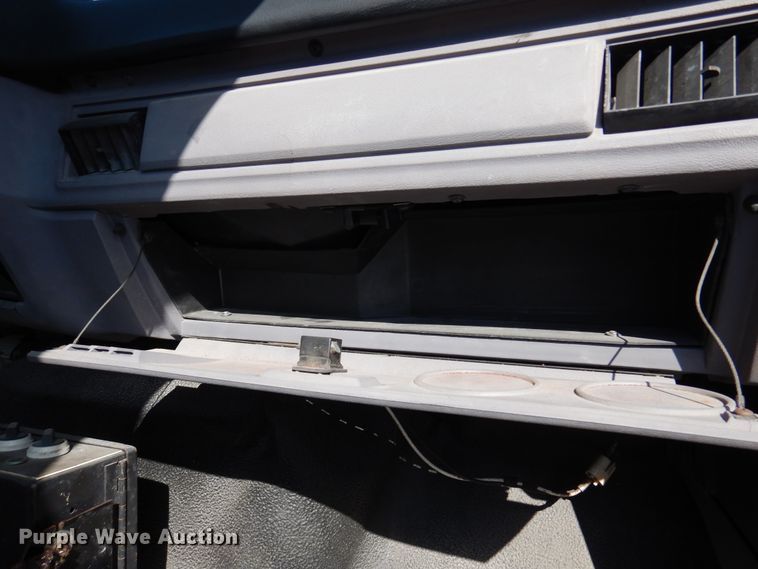 image for item DM6439 1999 Ford F800  vacuum truck