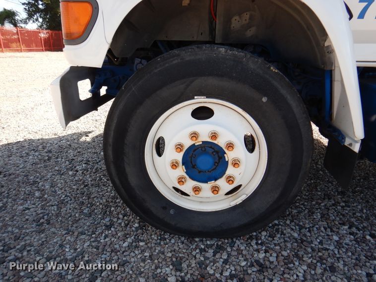 image for item DM6439 1999 Ford F800  vacuum truck