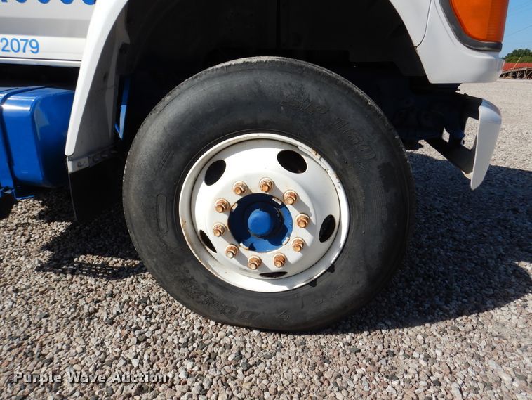 image for item DM6439 1999 Ford F800  vacuum truck