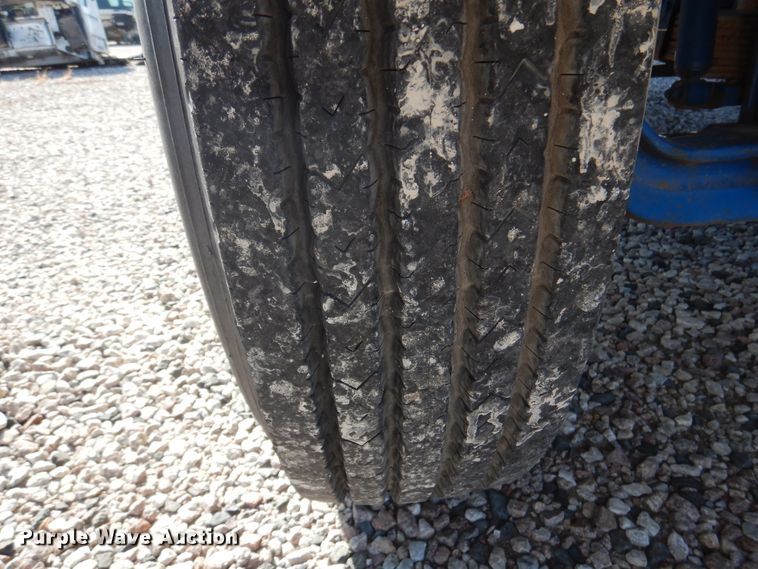 image for item DM6439 1999 Ford F800  vacuum truck