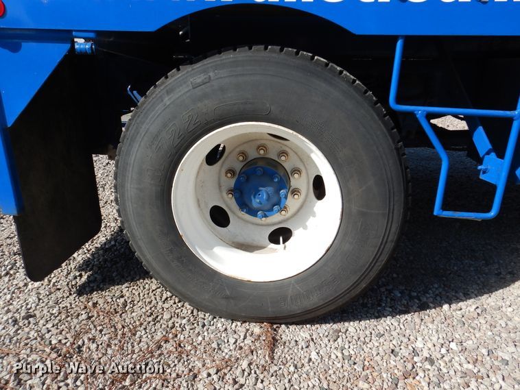 image for item DM6439 1999 Ford F800  vacuum truck