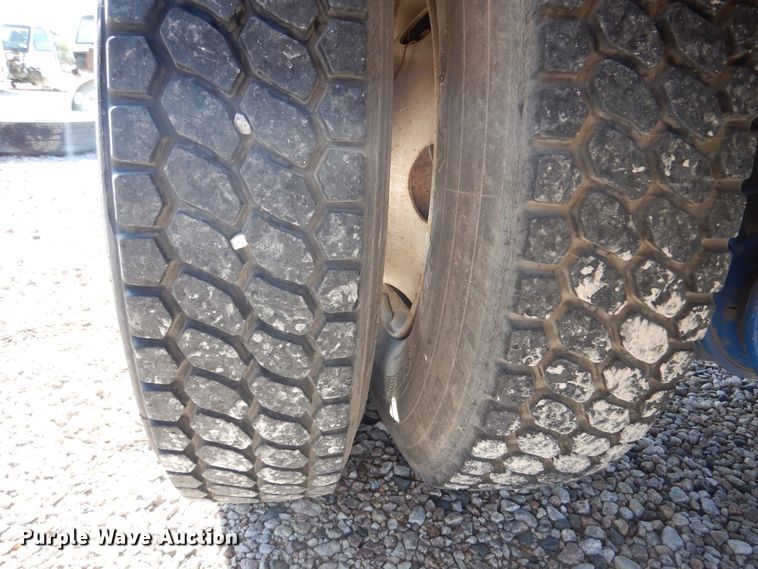 image for item DM6439 1999 Ford F800  vacuum truck