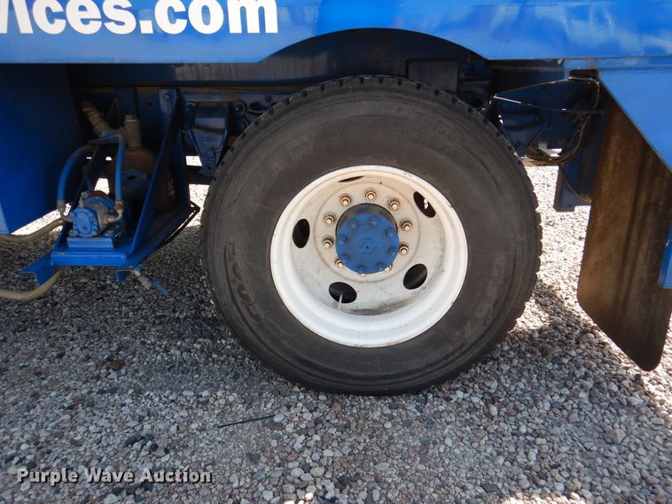 image for item DM6439 1999 Ford F800  vacuum truck