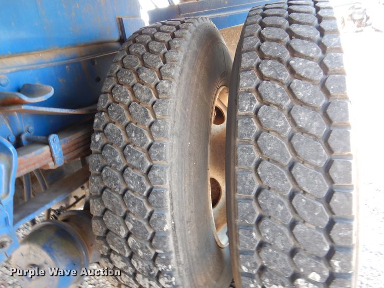 image for item DM6439 1999 Ford F800  vacuum truck